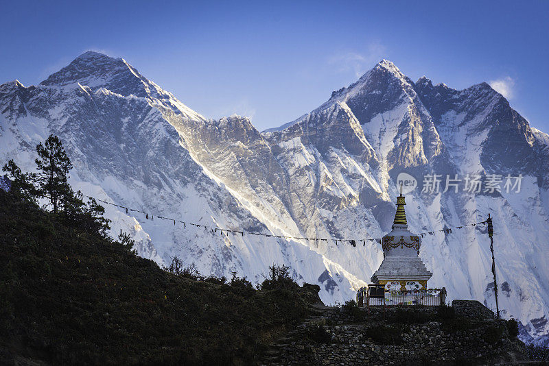 珠穆朗玛峰Nuptse Lhotse喜马拉雅山峰俯瞰佛教佛塔尼泊尔